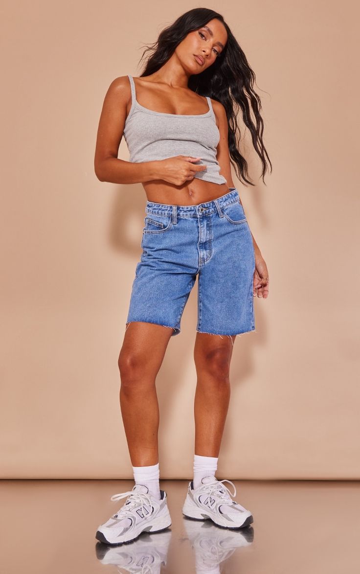 Boyfriend Shorts Outfit Summer, Denim Shorts Women Outfit, Boyfriend Shorts Outfit, New Balance 530 Outfit, Style Jorts, Knitted Loungewear, Dad Shorts, Outfits New Year, College Fits