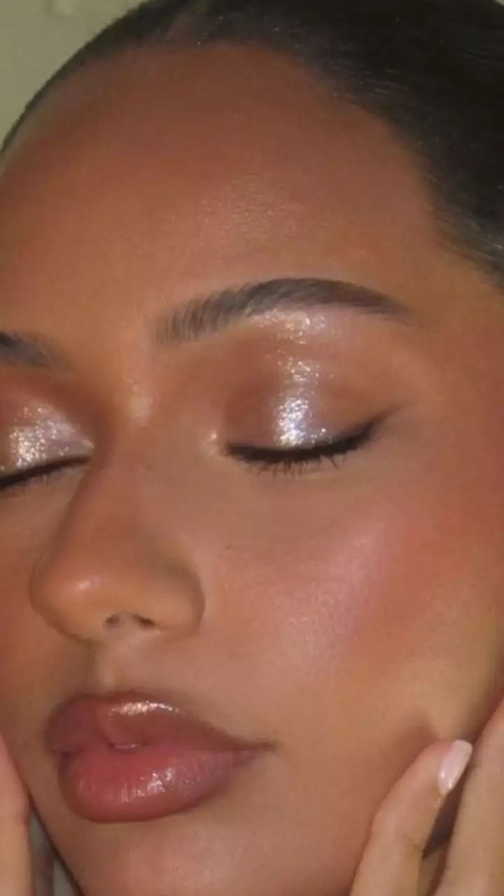 Eye Makeup | Glitter eyeshadow look to get sparkly eyes | Zoom TV Light Makeup Eyeshadow, Makeup Ideas Sparkly, Simple White Glitter Eye Makeup, Makeup Ideas Sparkle Glitter Eyeshadow, Makeup Looks Shimmery, Brown Sparkly Makeup, Eye Makeup Ideas Glitter, Scattered Glitter Eyeshadow, Gel Eyeshadow Look