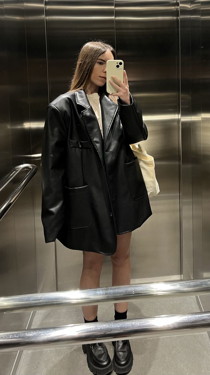 A girl wearing an oversized black faux leather blazer, black loafers and white canvas bag taking a selfie in an elevator. Oversized Leather Blazer Outfit, Oversize Leather Blazer, Japan Fall Outfit, Tokyo December, Black Leather Blazer Outfit, Oversized Leather Blazer, Leather Vest Outfit, Portugal Fits, Leather Coat Outfit