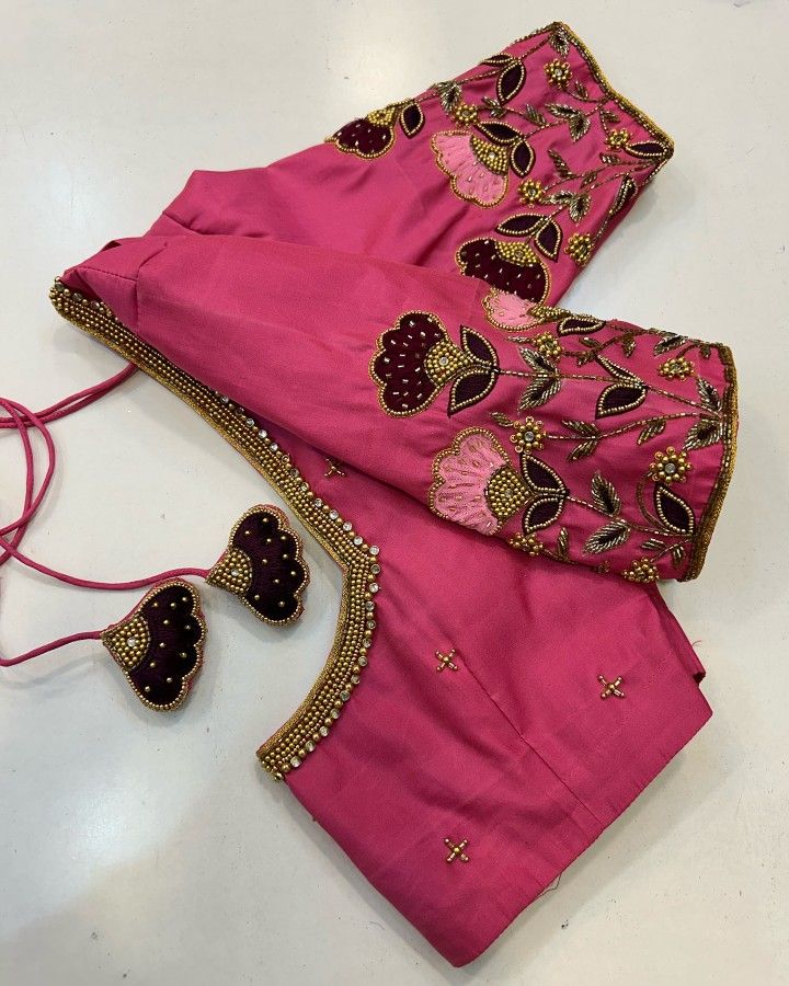 Trendy Blouse Design, Half Sleeve Blouse Designs, Basic Blouse Designs, Aari Blouses, Plain Blouse Designs, Pattern Blouses, Magam Work, Blue Blouse Designs, Mirror Work Blouse Design