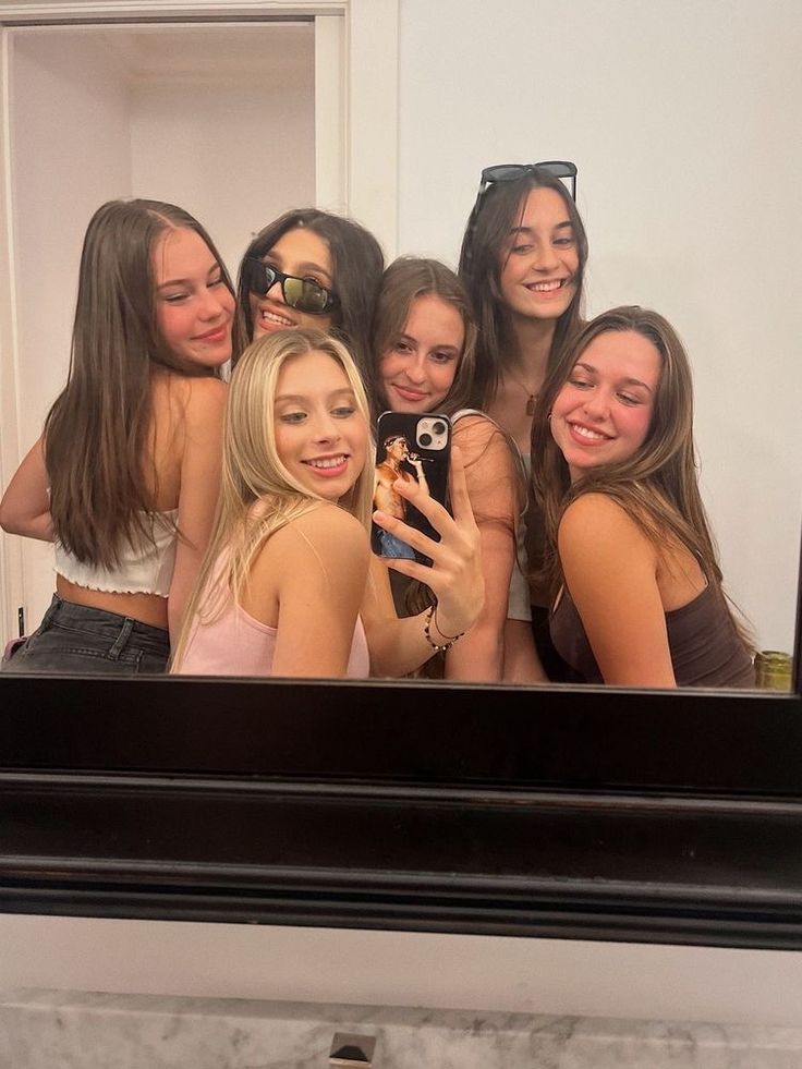 Groups Of 6 Friends, Group Of 6 Aesthetic, Pretty Friend Group Aesthetic, Group Of 6 Girls Aesthetic, Friend Photos Group Of, Group Of Girl Friends Aesthetic, 7 Girls Friends, Group Of 6 Friends Photo Ideas, Photo Ideas For 6 Friends