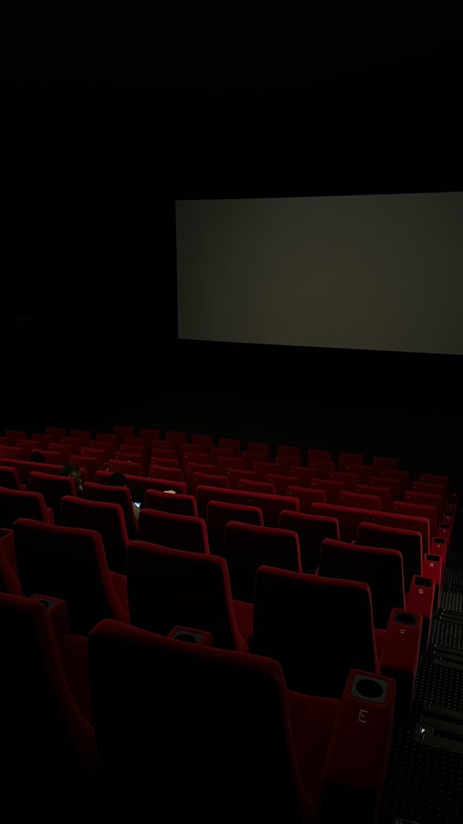 Cinema aesthetic night vibe pics Dark Cinema Aesthetic, Movie Night Wallpaper, Cenima Pics Ideas, Movie Theater Rooms Aesthetic, Cinema Aesthetic Photography, Movie Theater Wallpaper, Cinema Aesthetic Instagram Story, Cinema Pics Instagram, Theatre Aesthetic Wallpaper