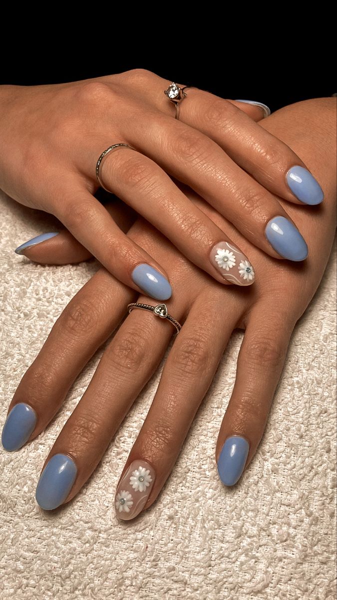 Unghie. Unghie a mandorla. Gel nails. Unghie lunghe. Unghie azzurre. Light blue nails. Fiori. Margherite. Flowers decor. Trend nails. New nails. Nails of the day. Summer nails. Unghie estive. Unghie primaverili. Spring nails . Manicure. Nail art Lightbluenails Design, Dusty Blue Nail Art, Dusty Blue Nail Designs, Blue Engagement Nails, Light Blue Flower Nails, Light Blue Nails With Flowers, Light Blue Gel Nails, Blue Bridal Nails, Blue Flower Nail Designs