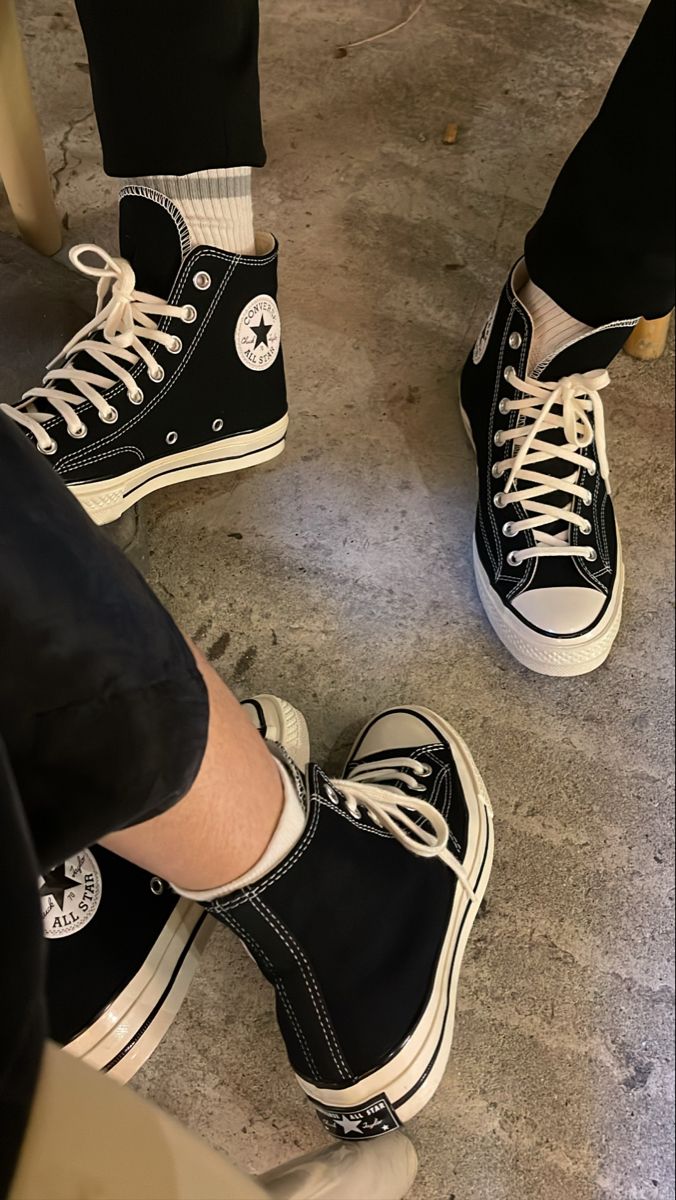 Converse Shoes Wallpaper, Shoes Wallpaper Iphone, Chuck 70s Outfit, Mens Winter Boots Fashion, Couples Converse, Cute Converse Shoes, Converse Aesthetic, Couple Sneakers, Cute Converse