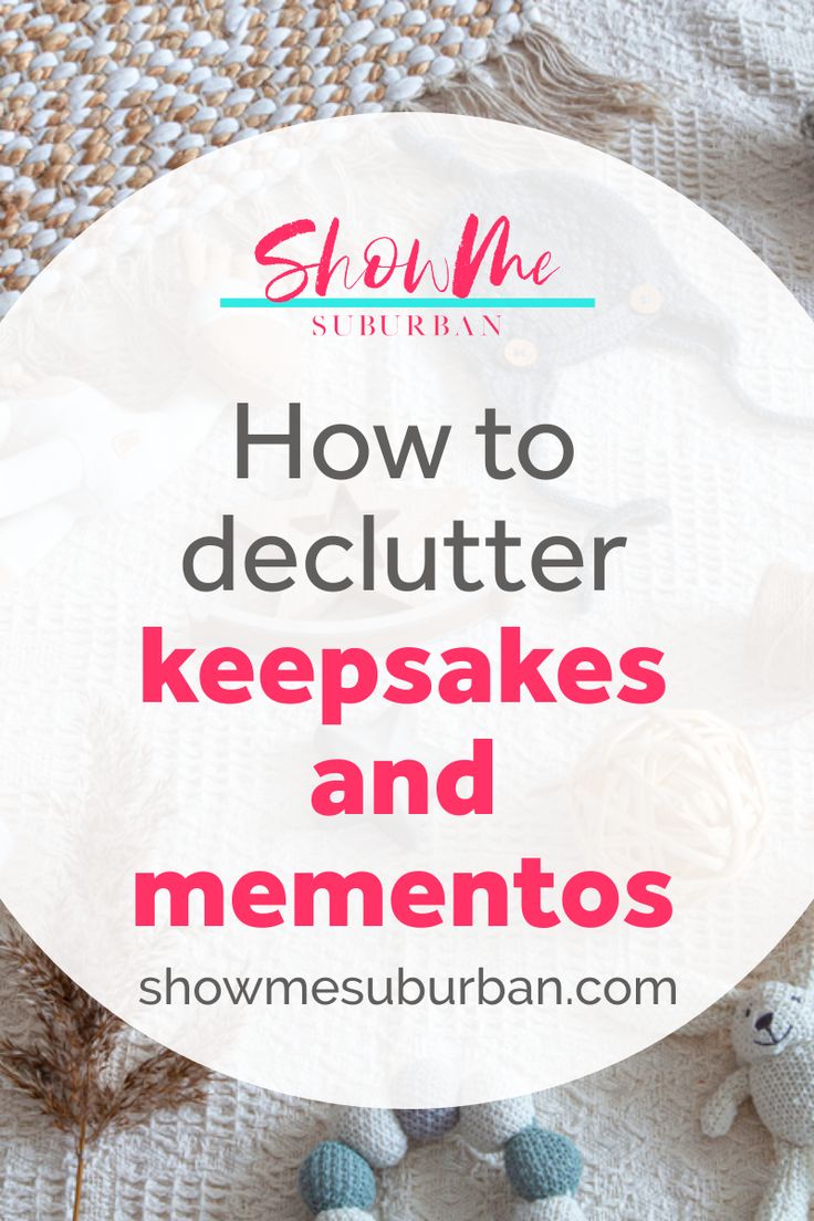 the words how to declutter keeps and mementoos on top of a crocheted blanket