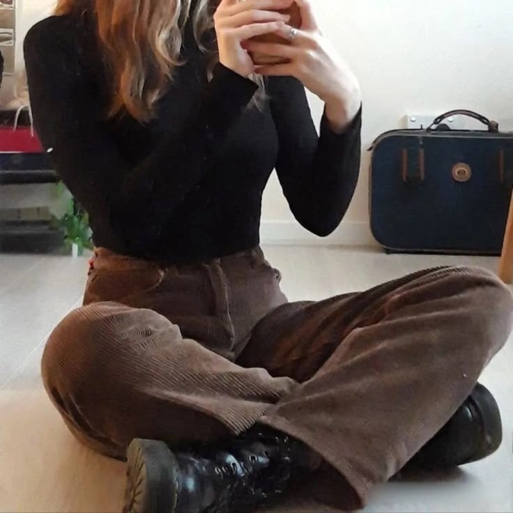 Dark Academia Outfit Trousers, Aesthetic Corduroy Outfit, Autumn Pants Outfit, Styling Brown Dr Martens, Autumn Outfits Trousers, Leather Mom Pants Outfit, Brown Wide Leg Corduroy Pants Outfit, Light Corduroy Pants Outfit, Brown Corduroy Trousers