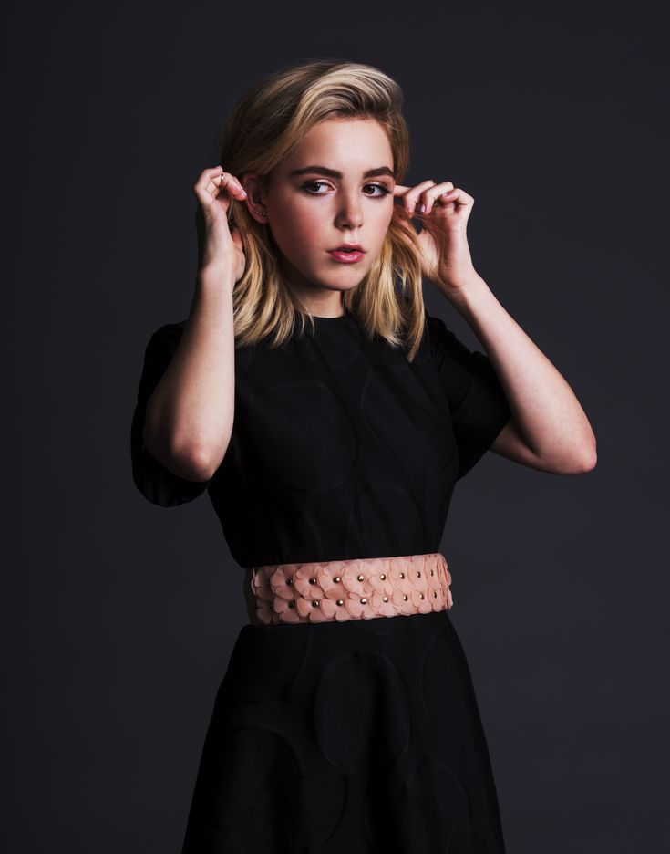 Tucking Hair Behind Ear Pose Reference, Hair Behind Ears Drawing, Tucking Hair Behind Ear Reference, Tucking Hair Behind Ear, Caos Sabrina, Hair Tuck, Long Blond, Kiernan Shipka, Hair Reference