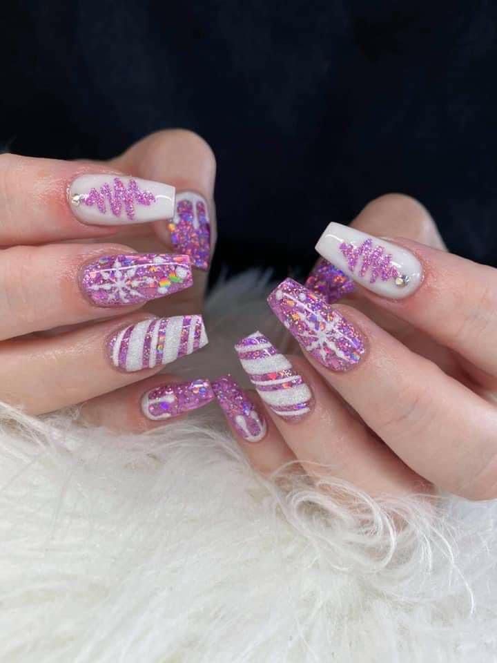 Christmas Nail Designs Purple, Christmas Nails Fancy, Purple Winter Nails Acrylic, Purple Winter Nail Ideas, Pink And Purple Christmas Nails, Pink And Silver Christmas Nails, Christmas Purple Nails, Purple Xmas Nails, Purple Christmas Nail Designs