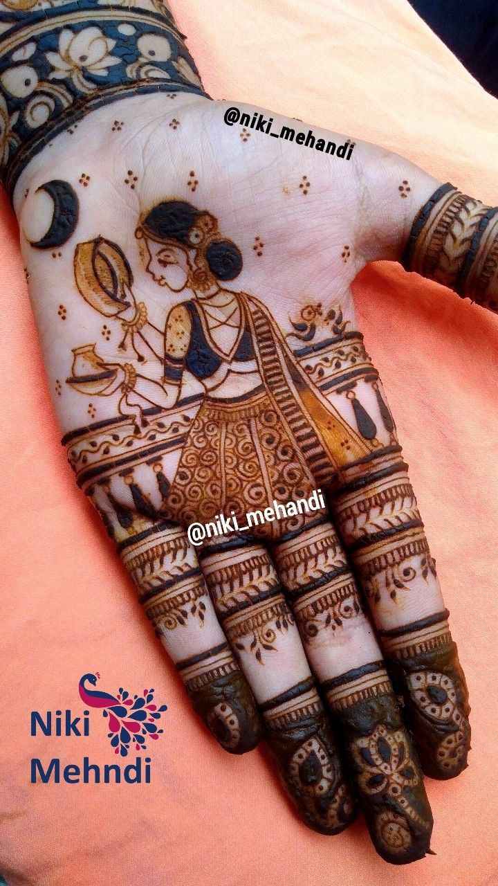 a woman's hand with hendi on it