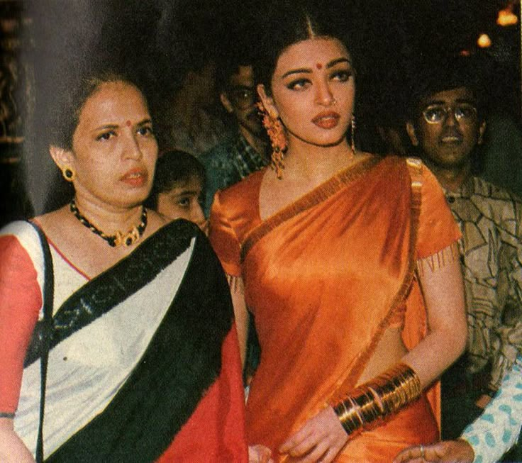 Her orange saree and those brass bangles !!! Orange Sarees, Vintage Saree, South Asian Aesthetic, Desi Love, Orange Saree, Retro Bollywood, 90s Bollywood, Bollywood Outfits, Photographie Portrait Inspiration