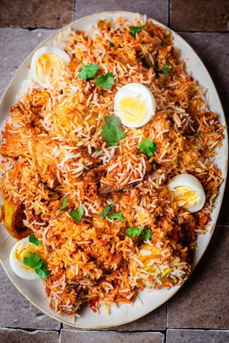 Biryani Food Rice And Chicken, Briyani Image, Biriyani Aesthetics, Rice Food Recipes, Chicken Tikka Biryani, Easy Chicken Biryani Recipe, Indian Biryani, Chicken Indian, Restaurant Foods