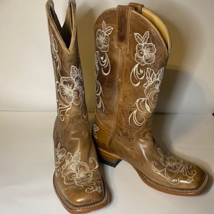 Shyanne Brown Leather Women’s Lasy Floral Embroidered Western Boots/Square Toe Worn Only Once Boots Square Toe, Brown Boots, Western Boots, Leather Women, Brown Leather, Size 6, Women Shoes, Square, Boots