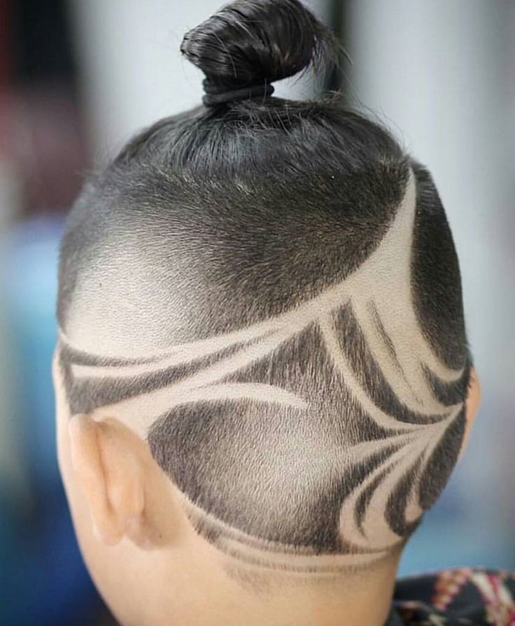 The man bun is a male hairstyle that seems to never go out of style, which means that it will never fall under outdated and ugly haircuts. You can get it by keeping your top hair long and forming a bun in the middle. Discover more top men`s hairstyles and hair ideas. Man Bun Haircut, Haircut Designs For Men, Hair Designs For Men, Man Bun Hairstyles, Top Knot Hairstyles, Haircut Designs, Hair Tattoos, Man Bun, Corte De Cabelo Masculino