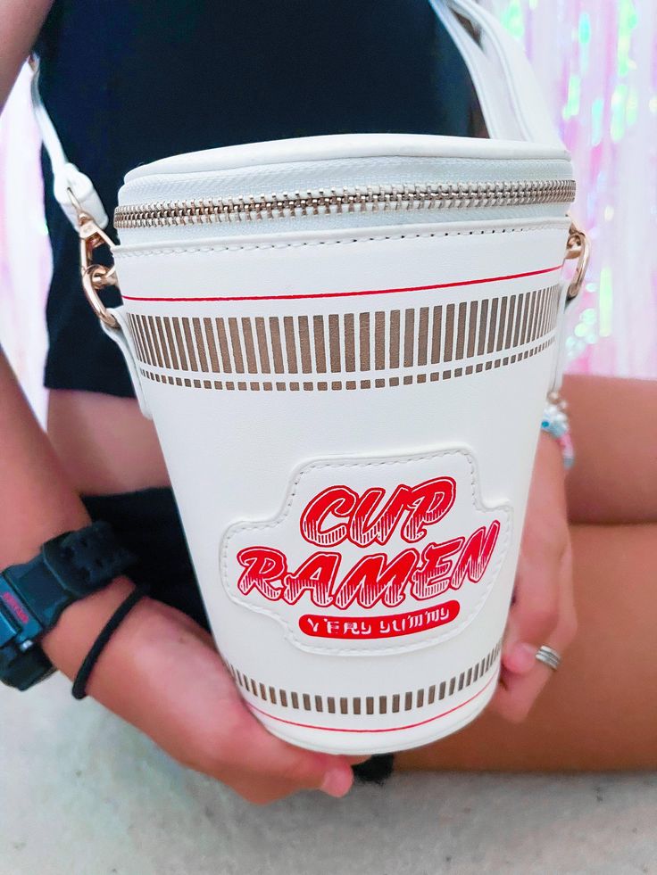 Yummy Cup of Ramen Noodle Handbag - The Floratory Cup Of Ramen, Real Ramen, Cup Ramen, Funky Purses, Ramen Noodle Soup, Purse Style, Unique Tote Bag, Ramen Noodle, Novelty Bags