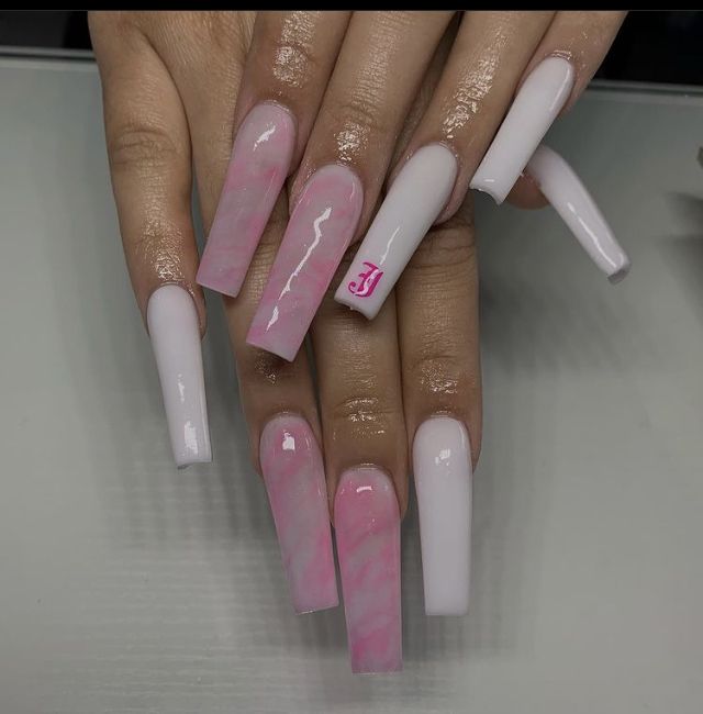 Acrylic Nails M Initial, Names On Nails Design, Pink Nails With Initials On Them, Simple Acrylic Nails With Initials, Long Acrylic Nail Designs With Initial, Square Acrylic Nails Initial, Purple Nails Acrylic With Initial, Acrylic Nail Ideas With Initials, Long Square Acrylic Nails With Initial