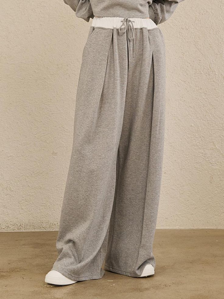 These Double Waist Wide Pants are designed for a modern and sophisticated look, combining aesthetics with practicality.- A contrast band in cotton material for a stylish touch- Offers a relaxed fit with pleats for comfort and ease of movement- Can be styled as a set with a cropped T-shirt* Threads and wrinkles that occur during the production process, as well as chalk marks, are not considered defects.* Actual product color may vary according to the monitor resolution. Pants For Fall 2024, Classic Straight Pants For Loungewear, Classic Loungewear Trousers, Gray Cotton Wide Leg Workwear Pants, Gray Cotton Wide Leg Pants For Work, Modern Trousers For Loungewear, Classic Full-length Loungewear Pants, Classic Full Length Loungewear Pants, Gray Cotton Wide Leg Full-length Pants