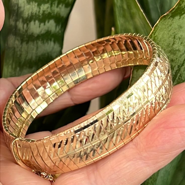 14 Karat Gold Bracelet, Beautiful Links With Design On The Outside, And A Diamond Cut That Sparkle When The Light Hits Was Professionally Polished So Exceptionally Shiny 20.7 G. Womens Jewelry Bracelets, Diamond Cuts, Gold Bracelet, Vintage Jewelry, Sparkle, Women Jewelry, Gold, Color