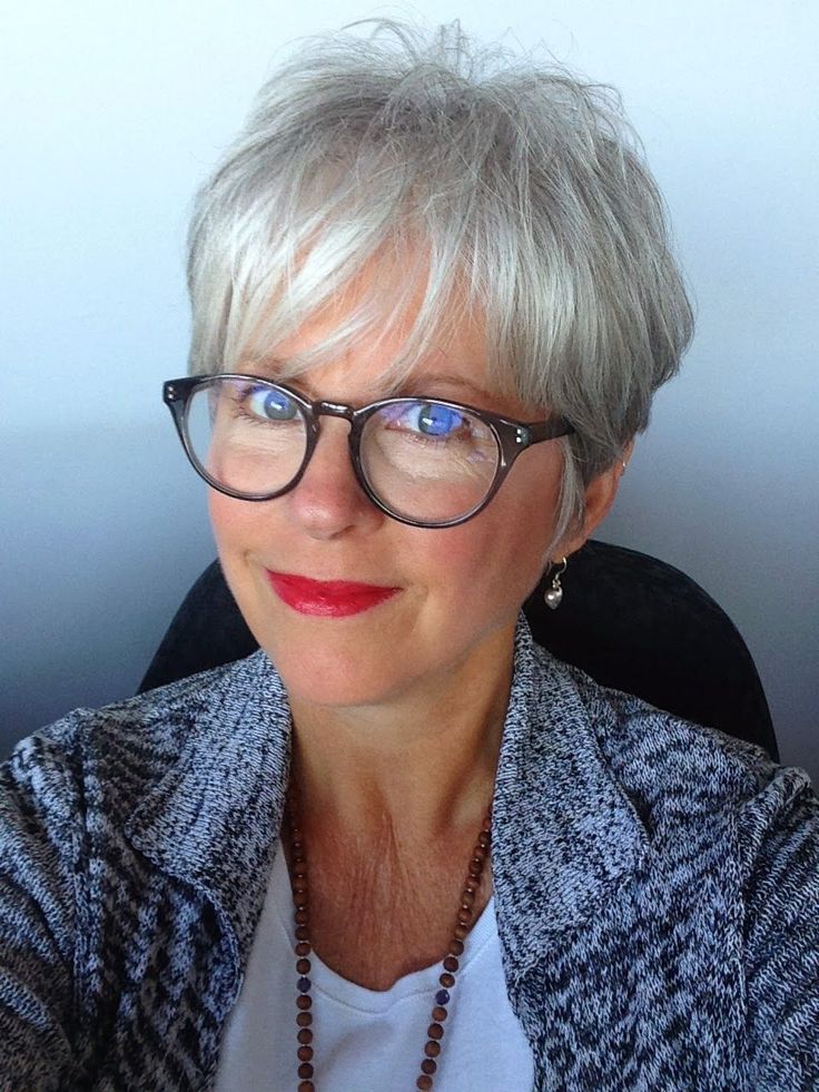 Bob Inversat, Grey Hair And Glasses, Over 60 Hairstyles, Short Grey Hair, Short Hair Over 60, Best Short Haircuts, Haircut For Older Women, Alternative Hair, Wearing Glasses