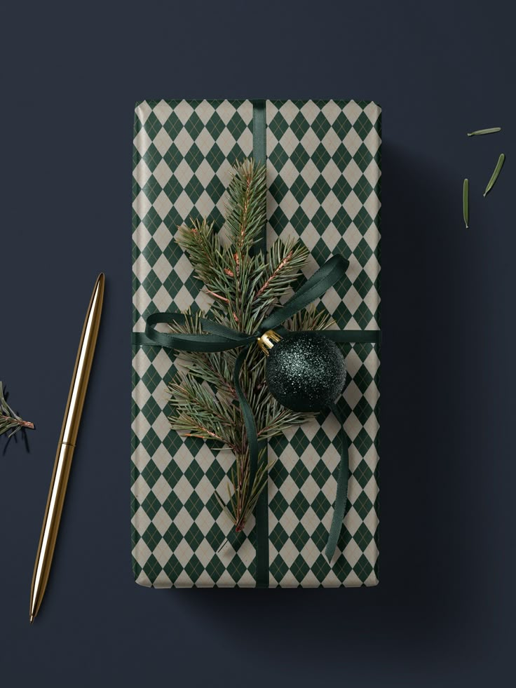 Christmas Green Argyle Wrapping Paper - House of Parlington Cool Wrapping Paper, Green Wrapping Paper Ideas, Christmas Wrapping 2024, Cute Wrapping Ideas For Christmas, Christmas Wrapping Paper Aesthetic, Dark Green Wrapping Paper, Green Christmas Aesthetic, Red Green Christmas Decor, Wrapping Aesthetic