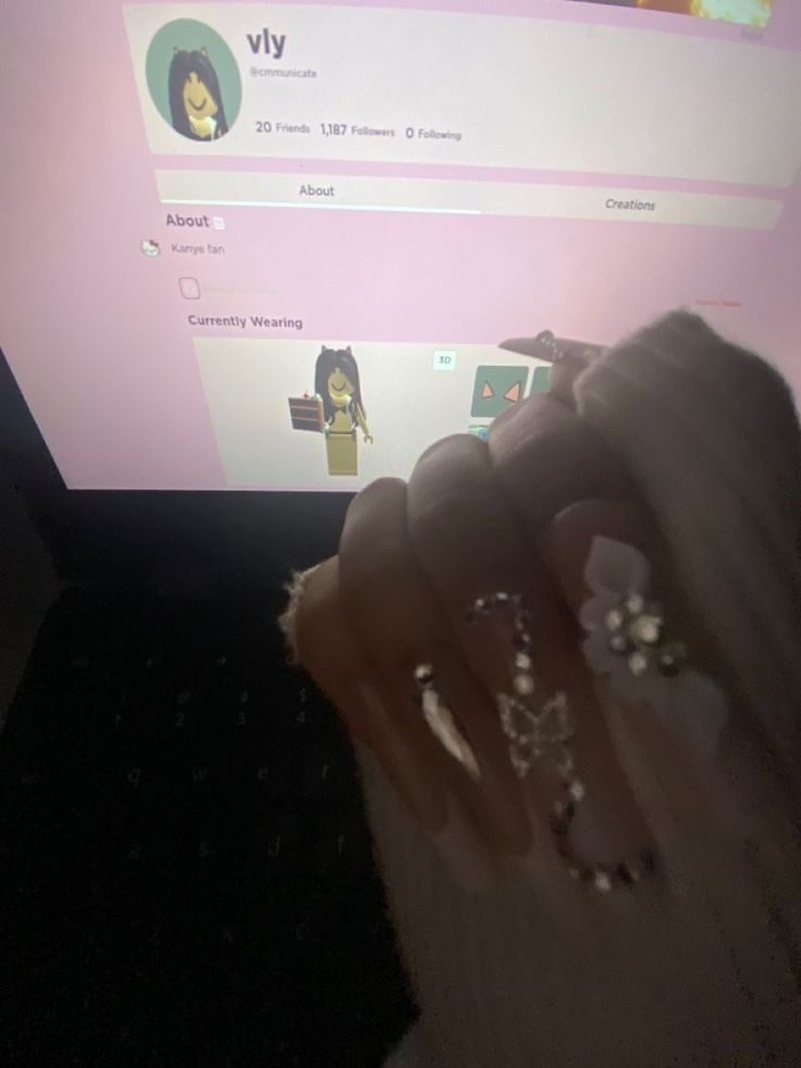 Nail Pics Instagram, Roblox Nails, Latina Nails, Best Server, Hippie Nails, Instagram Dp, Hello Kitty Nails, Nails Only, Iphone Wallpaper App