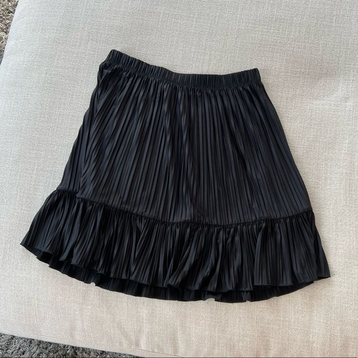 Black Zara Mini Skirt - Never Worn, Size Small Black Pleated Skirt For Day Out, Black Pleated Mini Skirt For Day Out, Black Pleated Flowy Mini Skirt, Black Flowy Mini Skirt For Spring, Zara Black Mini Skirt For Summer, Zara Casual Pleated Mini Skirt, Casual Pleated Mini Skirt By Zara, Zara Black Mini Skirt For Day Out, Zara Black Lined Mini Skirt