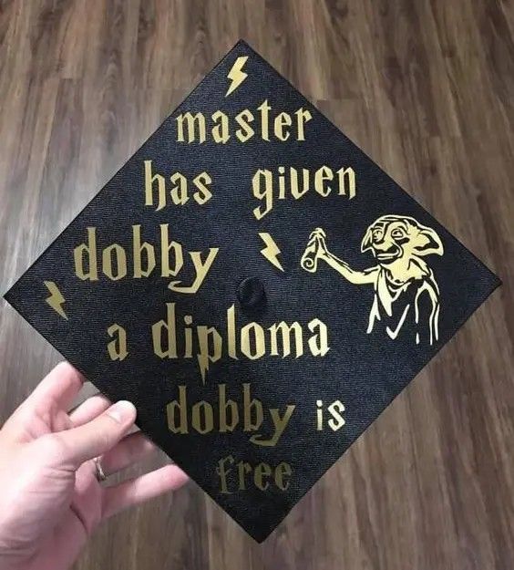 Cool Graduation Cap Designs, Graduation Cap Designs Horror, Graduation Hats Ideas, Grad Hat Ideas, Graduation Hat Ideas, 2023 Graduation Cap, Graduation Hat Designs, Graduation Things, Grad Hats