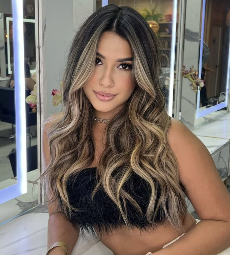 Latina Blonde Hair Olive Skin, Heavy Highlights On Dark Hair, Balyage Long Hair, Rambut Brunette, Black Hair Balayage, Brown Hair Looks, Ombre Hair Blonde, Brown Hair Inspo, Brunette Hair With Highlights