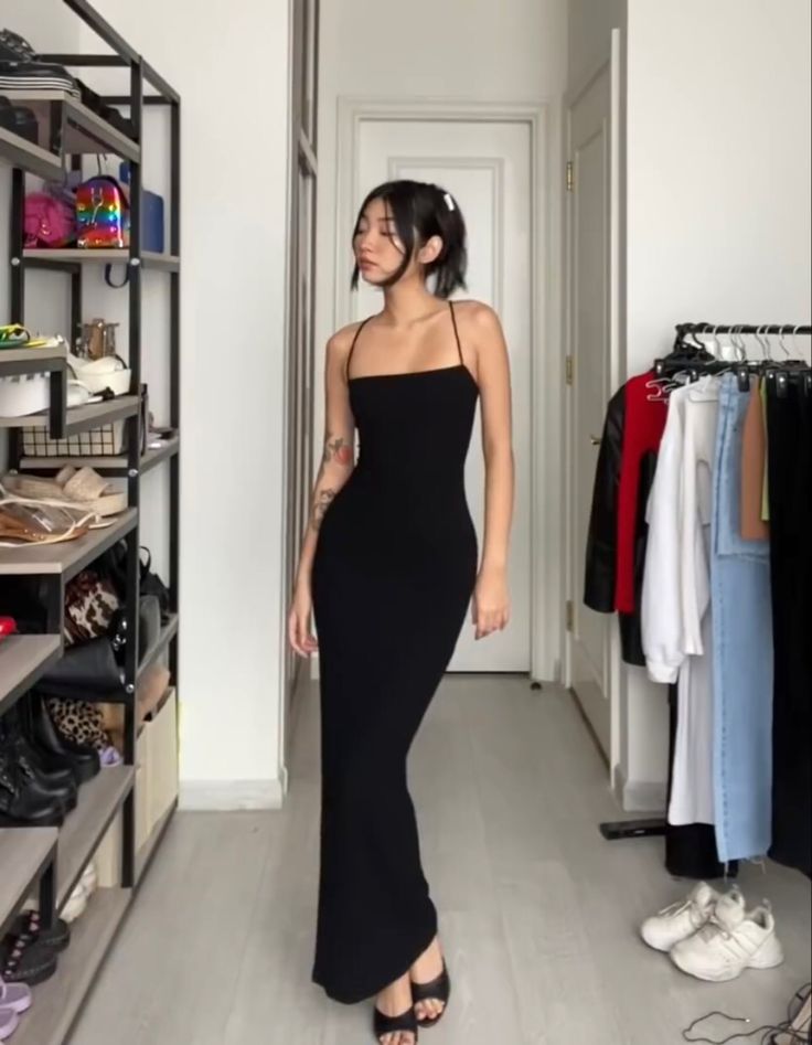 Casual Black Midi Dress Outfit, Black Dress Aesthetic Outfit, Black Long Dress Outfit, Black Outfits Classy, Body Fitted Dress, Black Long Prom Dresses, Black Bodycon Dress Outfit, Long Black Dress Outfit, Dresses For A Wedding