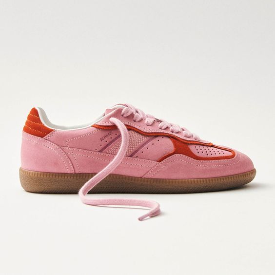 Sea pink suede sneakers with contrast red trims The Tb.490 sneaker is crafted from sea pink suede traced with contrast red trims. Designed in a low-top silhouette sitting on rubber soles, it’s complete with classic features, including exposed stitching and the logo embossed across the tongue and sides. Finnish Fashion, Knit Alpaca, Knit Bottom, Weekender Tote Bag, Half Zip Sweaters, Pink Suede, Boot Bag, Winter Fits, Samoa