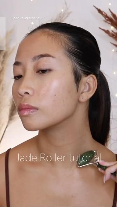 Great way to reduce swelling Use Jade Roller, Roller Face Massage, Roller Tutorial, Face Massage Tutorial, Facial Swelling, Massage Tutorial, Clear Skin Routine, Jade Face Roller, Face Massage Techniques