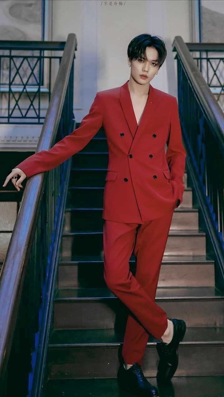 Red Suit Men Aesthetic, Suit Men Aesthetic, Red Suit Men, Guys Prom Outfit, Korean Outfits Men, Guys Prom, Prom Fits, Evan Lin, Dark Academia Outfit