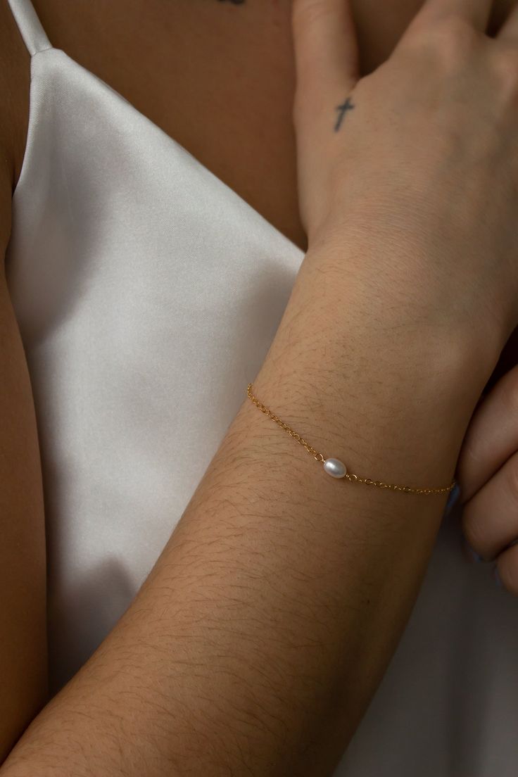 Petite Freshwater Pearl Solitaire Dainty Bracelet Solitaire Bracelet, Affordable Fine Jewelry, Elizabeth Jewelry, Bracelet Inspiration, Minimal Bracelet, Lights Wedding, Pearl Rings, Beauty Habits, Bridemaids Gifts