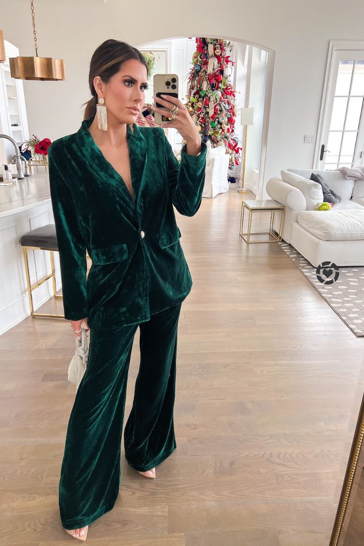 If you love the color green and like to wear velvet, this Boss Babe Suit will do the magic. It's a great outfit for Christmas Party or Dinner party. I paired it with my Cult Gaia Handbag and Gianvito Rossi shoes. Holiday Outfit Idea | Christmas Fashion Outfit Ideas for Women | Emily Ann Gemma Velvet Blazer Outfit, Christmas Outfits Dressy, Christmas Fashion Outfits, Christmas Blazer, Emily Ann Gemma, Outfit Ideas Christmas, Green Velvet Blazer, Emily Ann, Trendy Christmas Outfits