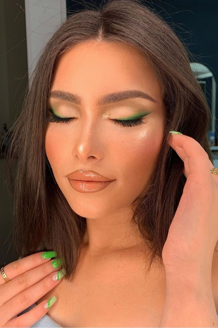 Green Eyeliner prom makeup look Bridesmaids Makeup Green Dress, Makeup Green Looks, Green Eyeshadow Makeup Natural, Natural Emerald Green Makeup, Green Soft Makeup Looks, Wedding Makeup Green Dress, Green Dress Makeup Tutorial, Prom Green Dress Makeup, Green Makeup For Wedding