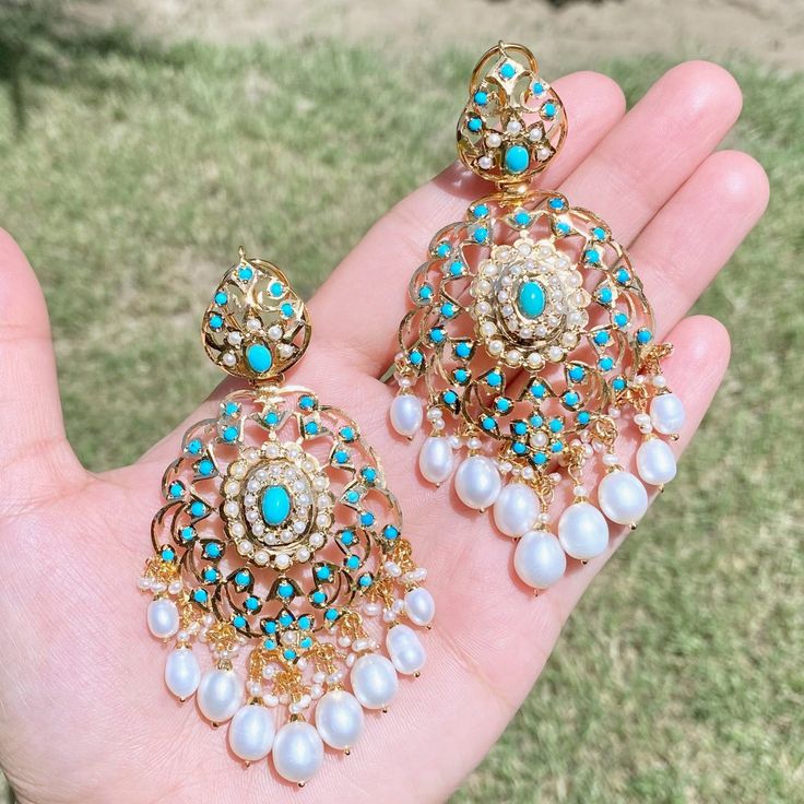 Featuring a pair of gold plated silver earrings embellished with pearls and turquoises. These earrings will add a touch of elegance and sophistication to any look. Catching the light, they'll be sure to make a statement. The earrings close with a bombay screw Jadau Jwellery, Desi Jewellery, 22k Gold Jewelry Necklaces, Simple Kurti, Jewellery Board, 22k Gold Jewelry, Fancy Jewellery Designs, Pearl Necklace Set, Gold Jewelry Necklace