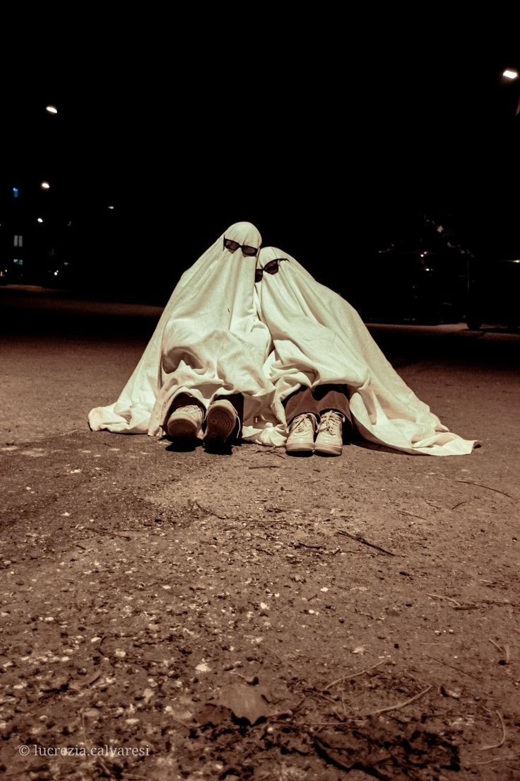 Couple dressed as ghosts in the middle of the road Aesthetic Ghost Picture Trend, Ghost Blanket Photoshoot, Ghost Trend Couple, Ghost Photoshoot Ideas Couple, Ghost Couple Aesthetic, Fall Ghost Photoshoot, October Photoshoot Ideas Couples, Ghost Photo Shoot Trend, Halloween Ghost Trend