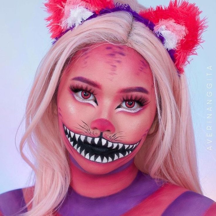 Pink Cat Makeup, Cheshire Cat Makeup Easy, Chesire Cat Costumes, Cheshire Cat Makeup, Alice In Wonderland Makeup, Wonderland Makeup, Cat Halloween Makeup, Halloween Makeup Inspiration, Celebrity Halloween Costumes