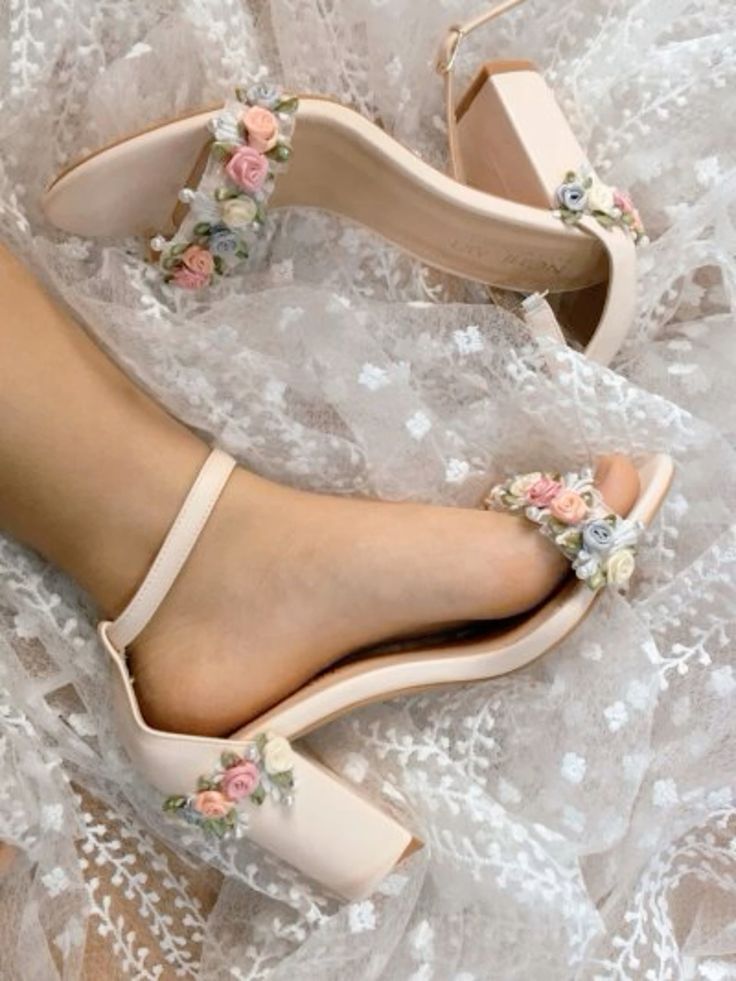 Goefeousy wedding shoes made with flowers Flower Wedding Heels, White Heels Flowers, Wedding Shoes Flowers, Cute Fancy Shoes, Floral Heels Wedding, Floral Wedding Heels, Shoes For Quince, Flower Shoes Heels, White Flower Heels