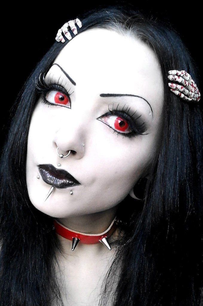 Goth Pics, Types Of Goth, 2000s Goth, Modern Goth, The Heir, Casual Makeup, Y2k Goth, Goth Women, Body Modification