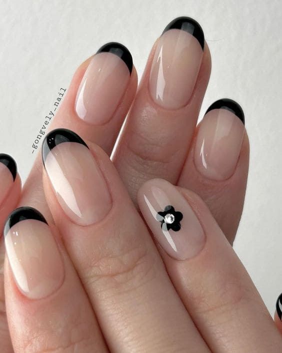 Korean black French tip nails: floral accent Basic Manicure, Black French Tip Nails, Short Oval Nails, Oval Nails Designs, Black French Nails, Short French Tip Nails, Neutral Nail Designs, Black French Tip, Nails Floral