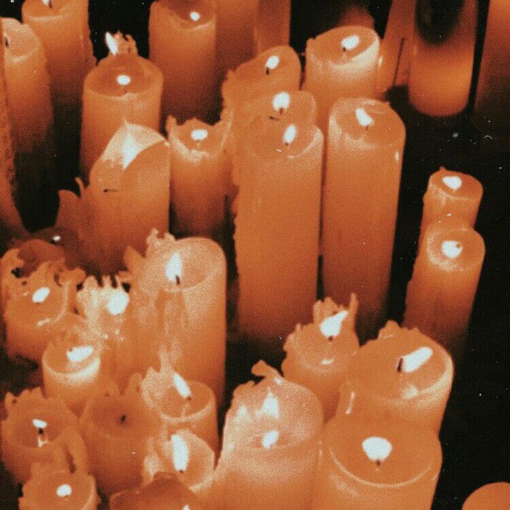 many lit candles are arranged in a circle