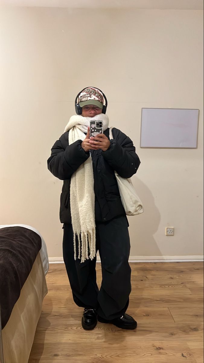 Layering Outfits Cold Weather, Blizzard Outfit Winter, Giant Scarf Outfit, Very Warm Winter Outfits, Outfits With Scarfs, Chunky Outfit, Cold Winter Fashion, Big Scarf Outfit, Winter Fits Streetwear