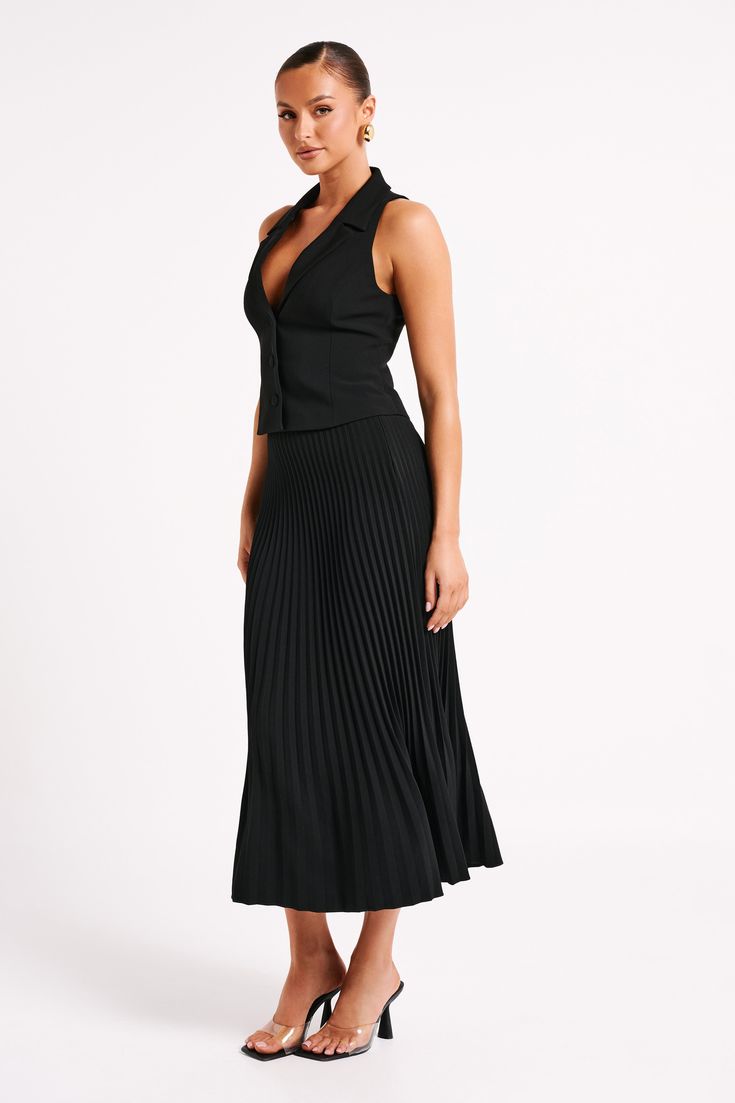 Pleats please.This is a full-length maxi skirt with an invisible side zipper and waist-to-hem pleats. Fresh and versatile, its polyester-and-elastane fabrication allows it to look loose and flowy without losing its structure. Small details like the fitted waist and pleated hem for visual appeal but at a timeless length. We recommend sizing down in this style. Black Suit Vest, Textured Skirt, Smooth Edges, Small Details, Suit Vest, Pleated Mini Skirt, Lapel Collar, Long A Line, Clean Lines