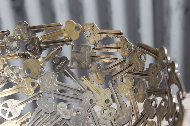 a bunch of keys sitting on top of each other