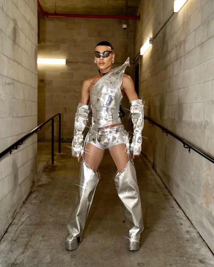 Futuristic Men Outfit, Futuristic Costume Men, Silver Outfits Men, Futuristic Party Outfit, White Futuristic Outfit, Futuristic Theme Party, Silver Prom Suits, Futuristic Mens Fashion, Futuristic Outfit Men