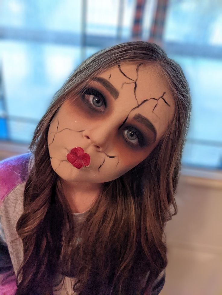 #brokendoll #creepydoll #Halloweenmakeup Scary Doll Make Up, Creepy Doll Costume Makeup, Creepy Dolls Costume, Diy Creepy Doll Costume, Doll Face Paint Halloween, Creepy Doll Makeup For Kids, Broken Doll Makeup Kids, Easy Doll Makeup, Spooky Doll Makeup