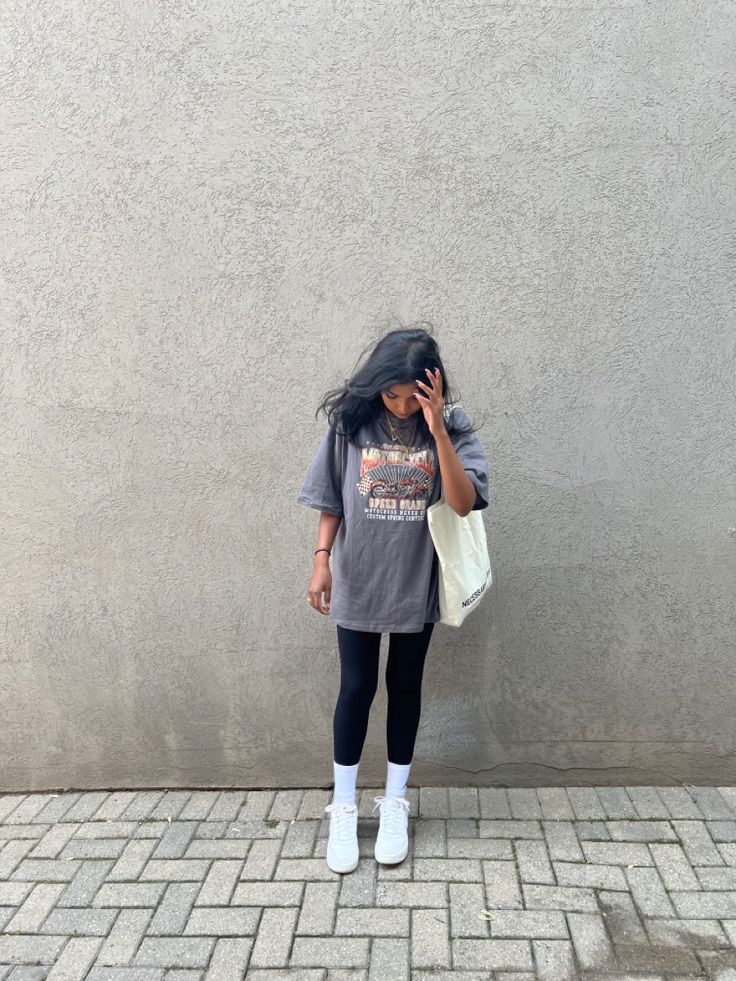 Baggy Tshirt Leggings Outfit, Oversized Tshirt And Leggings, Leggings With Oversized Shirt, Leggings And Oversized Tshirt Outfit, Tshirt And Leggings Outfit, Legging Tshirt Outfit, Oversized Tshirt Outfit Leggings, Baggy Tshirt, Oversized Tee Outfit