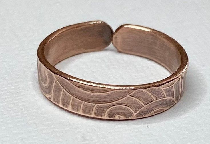 Adjustable copper band with a unique swirled pattern.   These rings are each made as ordered.  No 2 rings will be exactly alike as they are handmade, and not factory processed.  I hand roll them thru a rolling mill with a pattern plate.   SIZE  5mm or 1/8 inch wide copper band PROCESS TIME The ring will be shipped within 1-3 days after ordering is completed.   SHIPPING  I use USPS first class mail service.  Each order will be mailed in a bubble lined envelope and in a gift box ready for gift giv Pmc Jewelry, Stamped Ring, Hand Stamped Ring, Rolling Mill, Copper Gifts, Copper Jewelry Handmade, Fingernail Polish, Patterned Plates, Stamped Rings