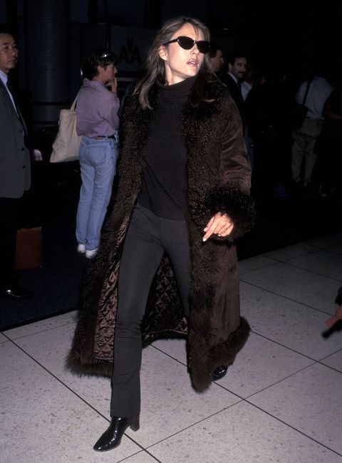 iconic 90s fashion moments Iconic 90s Celeb Outfits, London 90s Fashion, New York 90s Fashion, Liz Hurley 90s, 90s Winter, 90s Street Style, 90s Icons, Sleeveless Turtleneck Top, Iconic Outfits