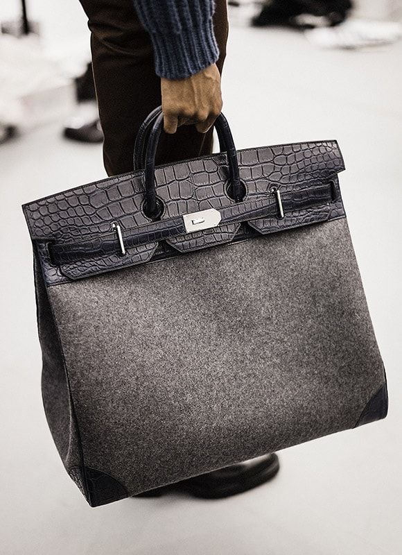 Hermès autumn-winter 2017 Men's backstage show. #Hermes #HermesHomme #MensWear #HermesMANifeste Office Bags For Men, Hermes Purse, Ethno Style, Perfect Handbag, Office Bag, Hermes Men, Hermes Handbags, Hermes Bags, Stylish Bag